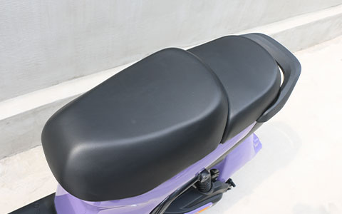 Purple Electric Scooter | Comfortable Dual Seat Detail Thick padded ergonomic dual saddle for purple electric scooter, comfortable seat for long-distance commuting