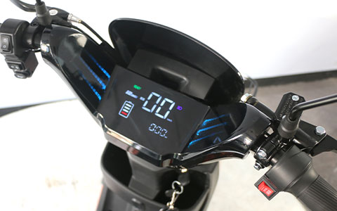 Electric Scooter | HD Display & Handlebar Control Detail HD digital display showing speed and battery level, paired with anti-slip handlebar controls for electric bicycle
