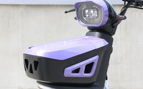 Purple Electric Scooter | High-Penetration LED Headlight Detail High-brightness LED headlight of purple electric scooter, strong penetration lighting for safe night riding