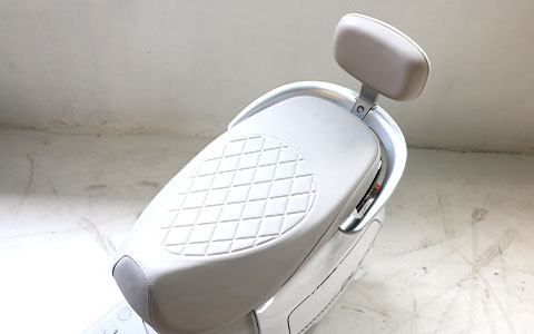 Electric Scooter | Quilted Comfort Saddle Detail Quilted ergonomic saddle with backrest for white electric moped, comfortable seat for long rides