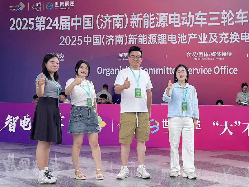 Group photo at the 24th China (Jinan) New Energy Electric Vehicle Tricycle Exhibition 2025, with att