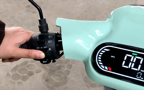H1 electric bike handlebar control switches and HD digital display, showing speed and battery level clearly